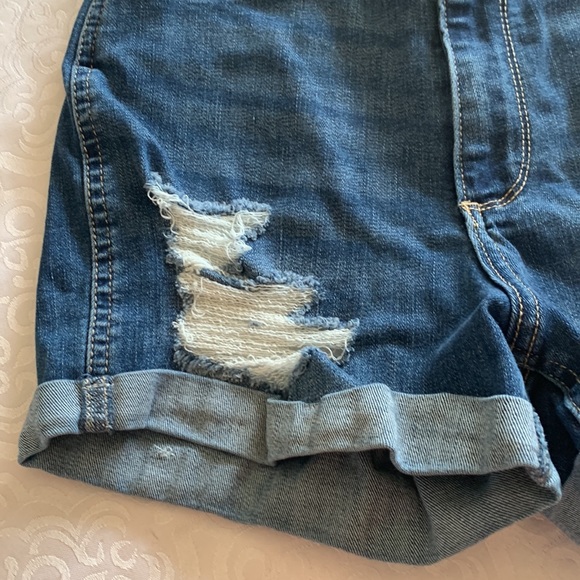 Size 3 Hollister shorts - Picture 2 of 16